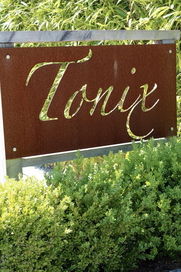 Tonix Boutique Accommodation Lawrence Bagian luar foto